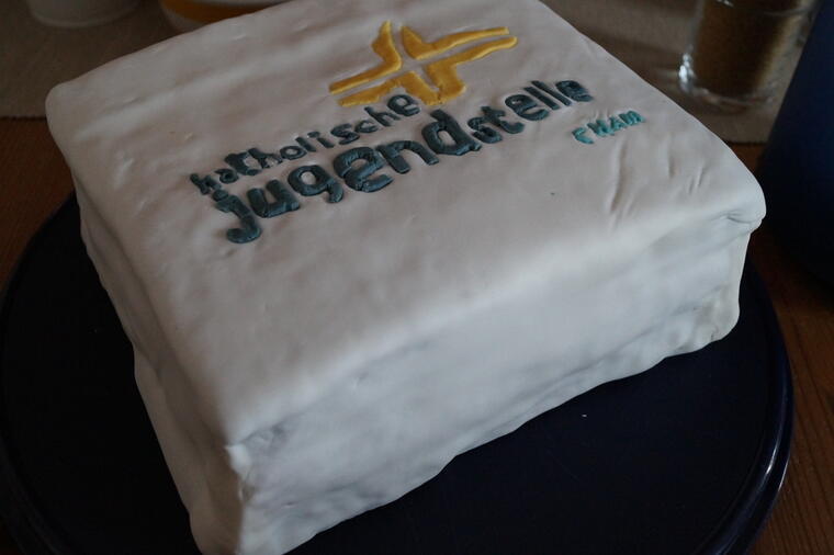 Kuchen mit Logo der Jugendstelle