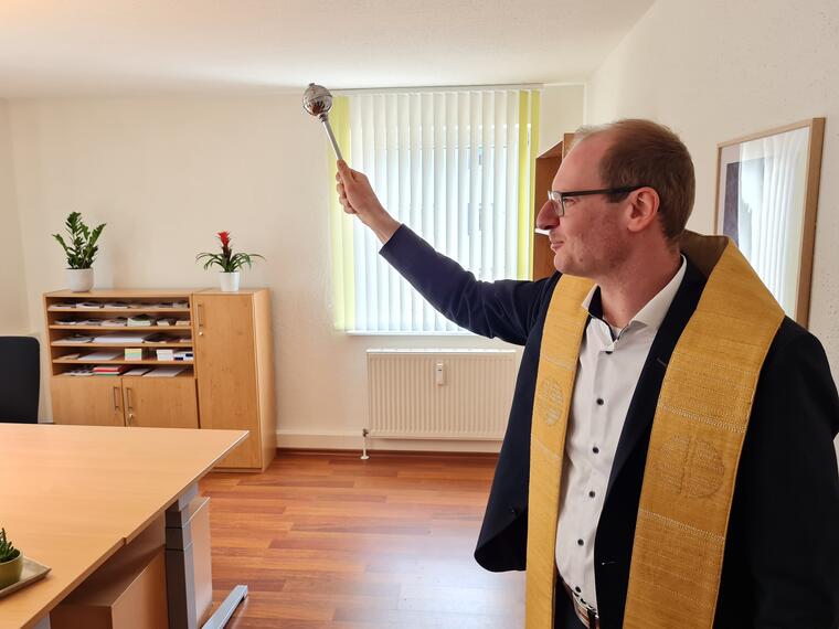 Jugendpfarrer Ulrich Eigendorf segnet die neuen Büroräume