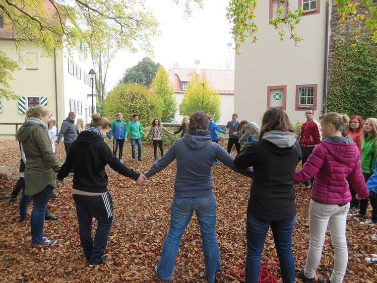 Menschen in einem Stehkreis