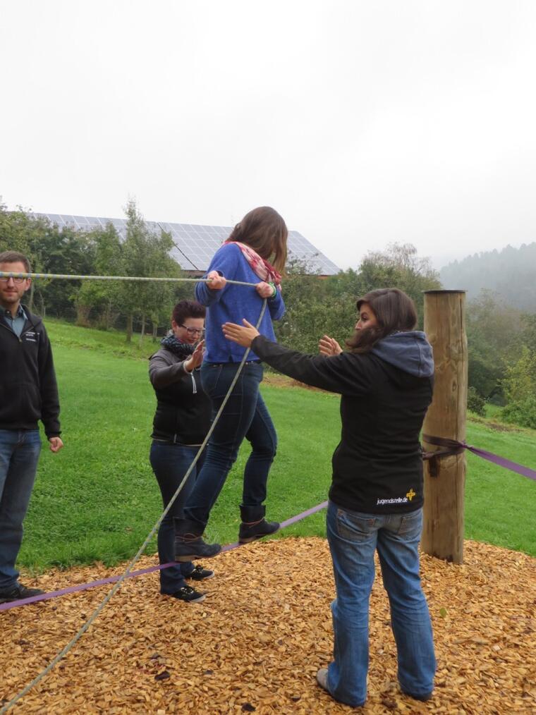 Menschen im Niederseilgarten