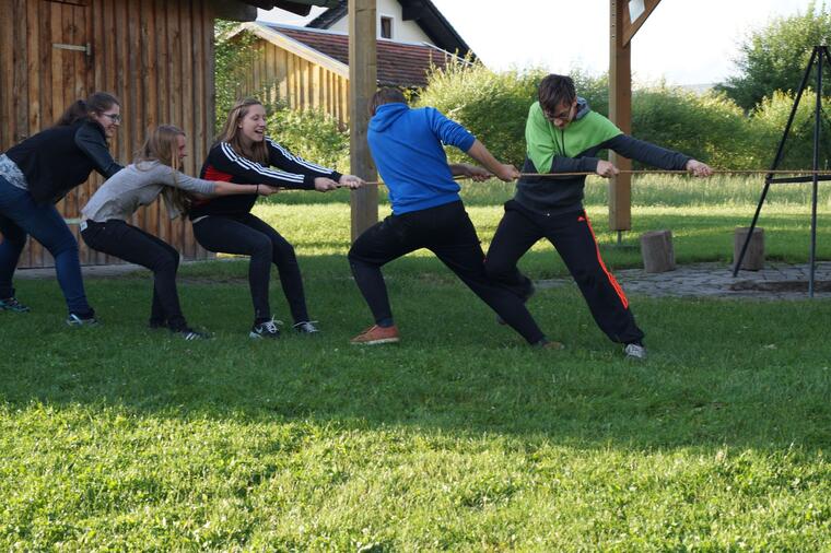 Gruppe beim Seilziehen