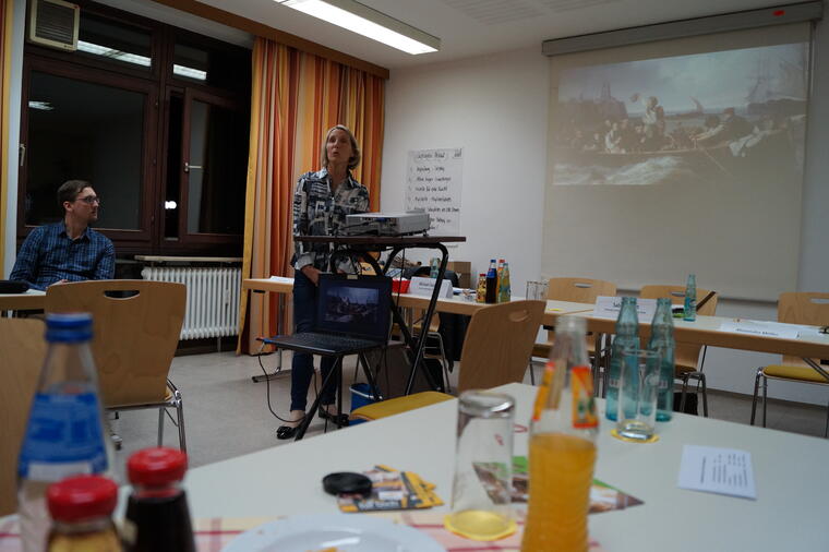 Frau Turba-Bernhardt von Amnesty International zeigt Einsatzmöglichkeiten für Ehrenamtliche auf.