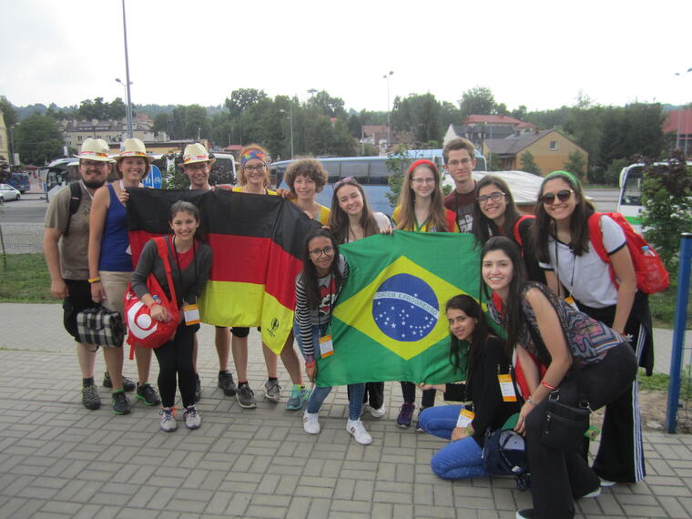 Gruppenfoto deutscher und brasilianischer Jugendlicher am Weltjugendtag