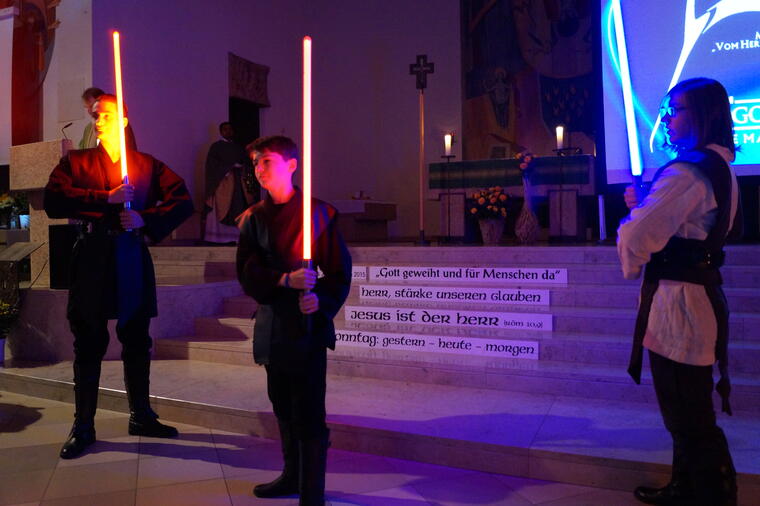 Jugendliche stehen am Altar