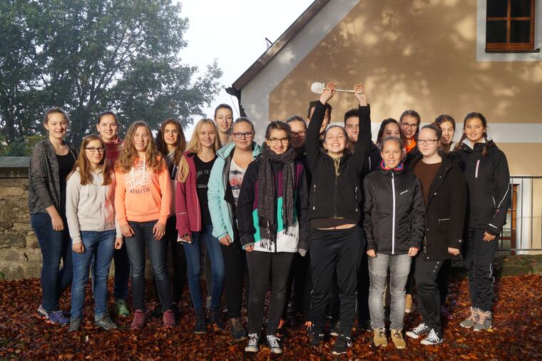 Gruppenbild mit der eroberten goldenen Klobürste